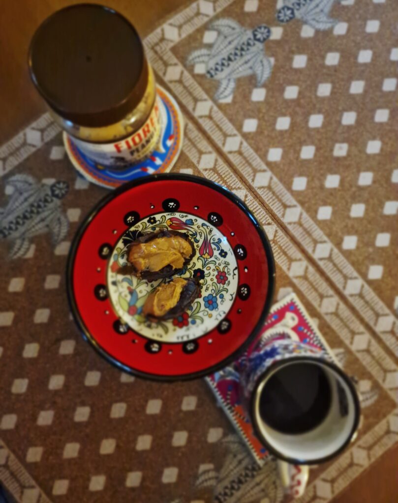 Picture of a still life with coffee cup and a little snack.